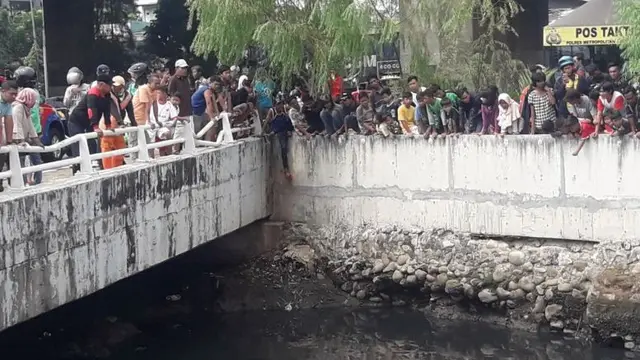 Kawanan buaya menghebohkan warga di Kali Grogol