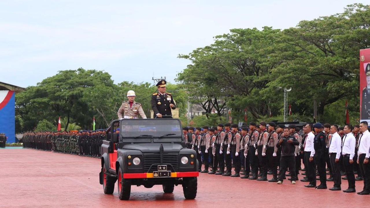 Dalam sebuah momen perayaan HUT RI di Polda Aceh yang diunggah akun Tiktok @masabib93, bahkan memperlihatkan selain memberikan hormat, para anggota Polda Aceh juga bergantian mencium tangan sang habib.