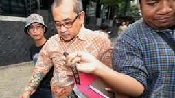 Sejumlah wartawan menanyakan kepada Arief Indarto terkait kasus dirinya,  Jakarta, Jumat (19/12/2014). (Liputan6.com/Miftahul Hayat)