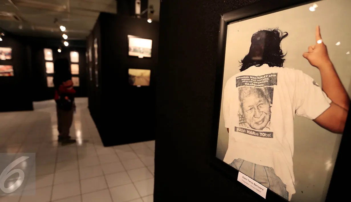 Sebuah foto dalam pameran fotografi Refleksi gerakan mahasiswa-Reformaai Tahun 1998 melawan kebangkitan orde baru di Galeri Cipta II, Jakarta, Senin (8/5). Pameran diadakan oleh Persatuan Nasional Aktivis 1998. (Liputan6.com/Johan Tallo)