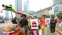 Aktivis lingkungan berunjuk rasa untuk menyerukan para pengambil kebijakan untuk segera mengambil tindakan guna mencegah krisis iklim global di Jakarta, pada Jumat 19 September 2025. (Kapanlagi.com/ Budy Santoso)