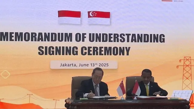Menteri Energi dan Sumber Daya Mineral (ESDM) Bahlil Lahadalia resmi menandatangani Nota Kesepahaman (MoU) bersama pemerintah Singapura terkait ekspor listrik. (Foto: Liputan6.com/Arief R)