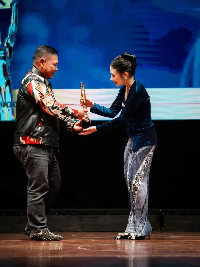 Prilly Latuconsina terima Penghargaan IKJ ke-3 (Dok. IKJ)