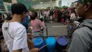 Kreatifitas mahasiswa dalam bermusik dengan alat musik dari barang bekas sangat menghibur warga yang beraktifitas di Car Free Day Bundaran HI, Jakarta, Minggu (15/1). (Liputan6.com/Faizal Fanani)