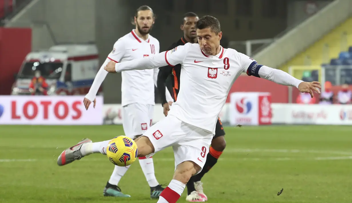 Penyerang Polandia, Robert Lewandowski melakukan tembakan ke gawang Belanda pada pertandingan UEFA Nations League di Silesian Stadium, Polandia, Rabu (18/11/2020). Tim asuhan Frank de Boer berada di posisi kedua Grup A1 dibawah Italia. (AP Photo/Czarek Sokolowski)