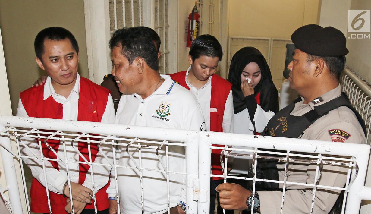 Terdakwa bos First Travel, Andika Surachman, Anniesa Hasibuan dan Siti Nuraidah alias Kiki bersiap memasuki ruang sidang di Pengadilan Negeri Depok, Senin (5/3). Ketiganya bakal mendengarkan keterangan saksi enam orang saksi (Liputan6.com/Herman Zakharia)