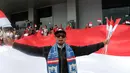 Aksi Suporter Arema berbaur membentangkan bendera Merah-Putih saat memberi dukungan untuk Timnas Indonesia melawan Thailand pada laga AFF Suzuki Cup 2016 di Philippine Sports Stadium, (19/11/2016).  (Bola.com/Nicklas Hanoatubun)