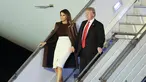 Presiden AS Donald Trump dan Melania Trump menuruni Air Force One saat tiba di Bandara Internasional Ministro Pistarini, Buenos Aires, Argentina, Kamis (29/11). Trump tiba di Argentina untuk menghadiri KTT G20. (AP Photo/Martin Mejia)