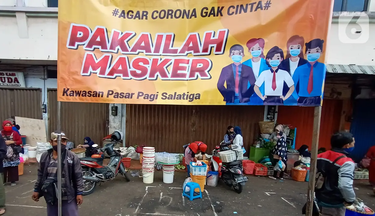 Spanduk imbauan penggunaan masker terlihat di Pasar Pagi, Jalan Jenderal Sudirman, Salatiga, Jawa Tengah, Rabu (29/04). Pasar Pagi Salatiga menerapkan physical distancing atau jaga jarak aman untuk mencegah penularan virus corona COVID-19. (Liputan6.com/Gholib)
