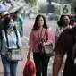 Suasana jam pulang kerja di jalur pedestrian kawasan Sudirman, Jakarta, Senin (22/6/2020). Pemprov DKI Jakarta mulai menerapkan perubahan sif kerja dengan waktu jeda tiga jam, yaitu pukul 07.00-16.00 pada sif pertama dan pukul 10.00-19.00 pada sif kedua. (Liputan6.com/Faizal Fanani)