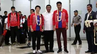 Juara Dunia Bulutangkis Ganda campuran Indonesia, Tontowi Ahmad dan Liliyana Natsir mendapat sambutan dari Ketua Umum PBSI, Wiranto saat tiba di Bandara Soekarno-Hatta, Cengkareng (29/8/2017).  (Bola.com/Nicklas Hanoatubun)