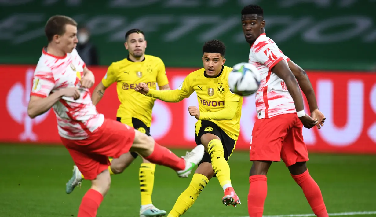 Gelandang Borussia Dortmund, Jadon Sancho (kedua dari kanan) melepaskan tendangan yang berbuah gol pertama timnya ke gawang RB Leipzig dalam laga final DFB Pokal 2020/2021 di Olympiastadion, Berlin, Kamis (13/5/2021). Dortmund menang 4-1 atas Leipzig dan menjadi juara. (AFP/Annegret Hilse/Pool)