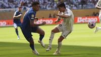 Joao Cancelo (kiri) dari Al Hilal dan Fran Garcia dari Real Madrid berebut bola dalam pertandingan Grup H Piala Dunia Antarklub antara Real Madrid dan Al Hilal di Miami, Florida, Rabu, 18 Juni 2025. (AP Photo/Lynne Sladky)