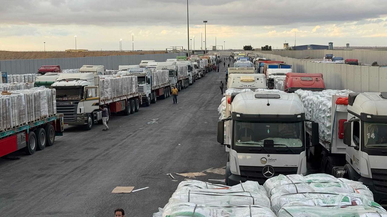 FOTO: Truk-Truk Bantuan Kemanusiaan  Mengular di Rafah, Harapan Gencatan Senjata Segera Terwujud