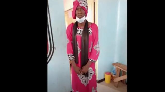 Seorang pria rela berpenampilan perempuan demi ujian pacarnya