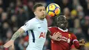 Pemain Tottenham Kieran Trippier berebut bola dengan pemain Liverpool Sadio Mane saat pertandingan Liga Inggris di Anfield, Liverpool (4/2). Liverpool dan Tottenhan Hotspur harus puas dengan hasil imbang 2-2. (AP Photo/Rui Vieira)