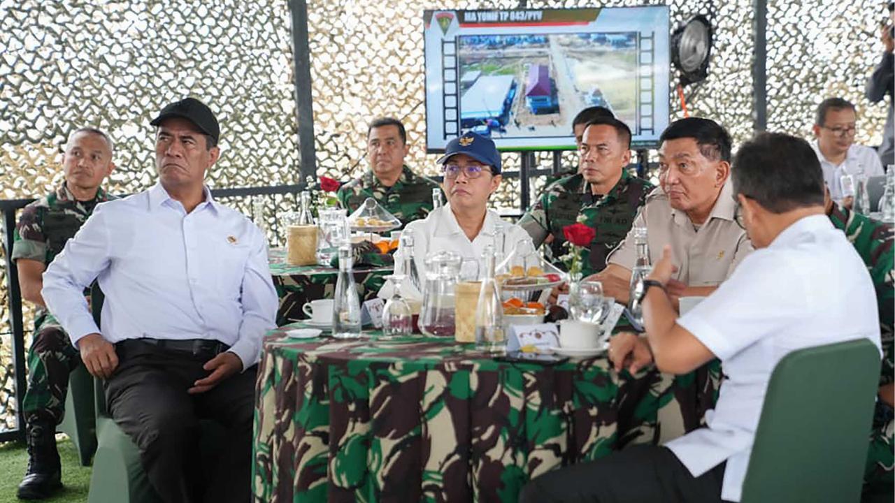 FOTO: Menhan Sjafrie Tinjau Yonif TP 843, Perkuat Sinergi Pertahanan, Kesehatan, dan Ketahanan Pangan