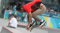 Skateboarder Indonesia, Pevi Permana Putra melakukan gerakan trik pada final taman putra Asian Games 2018 di arena roller sport Jakabaring, Palembang, Rabu (29/8). Pevi meraih medali perunggu dengan 67,00 poin. (ANTARA FOTO/INASGOC/Rahmad Suryadi)