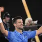 Petenis Serbia Novak Djokovic berselebrasi setelah mengalahkan Stefanos Tsitsipas dari Yunani pada final tunggal putra Australian Open 2023 di Melbourne, Australia, Minggu, 29 Januari 2023. (AP Photo/Dita Alangkara)