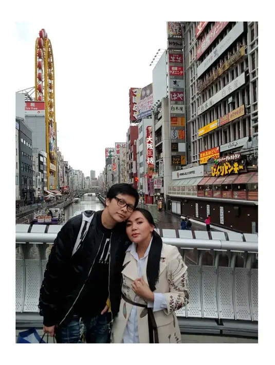 Perempuan asal Bandung 47 tahun itu juga meminta maaf kalau sampai foto yang diunggahnya membuat iri. Tapi, ia juga tak bermaksud demikian. Beragam komentar dari warganet. (Instagram/dewigita01)