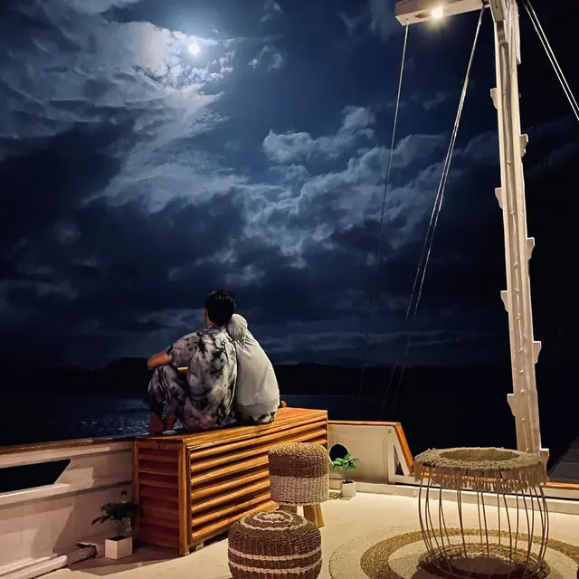 6 Potret Bulan Madu Dinda Hauw dan Rey Mbayang di Labuan Bajo, Romantis