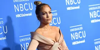 Bukan Jennifer Lopez kalau tak tampil seksi di setiap kesempatan. Hadir di acara NBC Universal 2017 Upfront event di New York City, JLo tampil mengenakan kostum yang memperlihatkan keseksiannya. (AFP/Bintang.com)