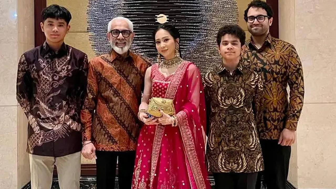 Gaya Menawan Bunga Zainal Pakai Lehenga India saat Kondangan, Tampil Elegan Ala Artis Bollywood
