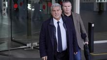 Presiden FC Barcelona, ​​Joan Laporta, meninggalkan gedung pengadilan Ciutat de la Justicia di Barcelona pada 12 Desember 2025 setelah menyatakan diri sebagai saksi dalam kasus korupsi wasit sepak bola "Negreira". (Manaure Quintero/AFP)
