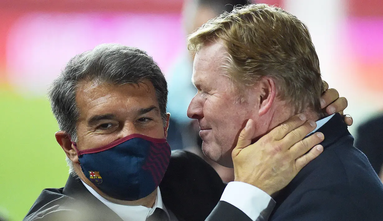 Ketiga, presiden klub Barcelona, Joan Laporta (kiri) dan Ronald Koeman memiliki hubungan yang kurang harmonis. Bahkan pada awal musim 2021/2022, presiden memberi tahu Koeman bahwa dirinya sedang mencari opsi pelatih alternatif. (AFP/Cristina Quicler)