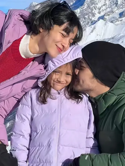 <p>Chicco Jerikho dan Putri Marino menghabiskan liburan bersama sang buah hati, di Swiss. Setelah lama tak terlihat bersama, gaya kompak keluarga kecil ini sontak menarik perhatian. [Foto: Instagram/chicco.jerikho]</p>