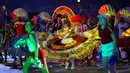 Sejumlah penari saat menghibur penonton dalam pembukaan Piala Copa America 2019 di Morumbi Stadium di Sao Paulo, Brasil (14/6/2019). Pertandingan antara tuan rumah Brasil melawan Bolivia menjadi pembuka laga turnamen tersebut. (AFP Photo/Pedro Ugarte)