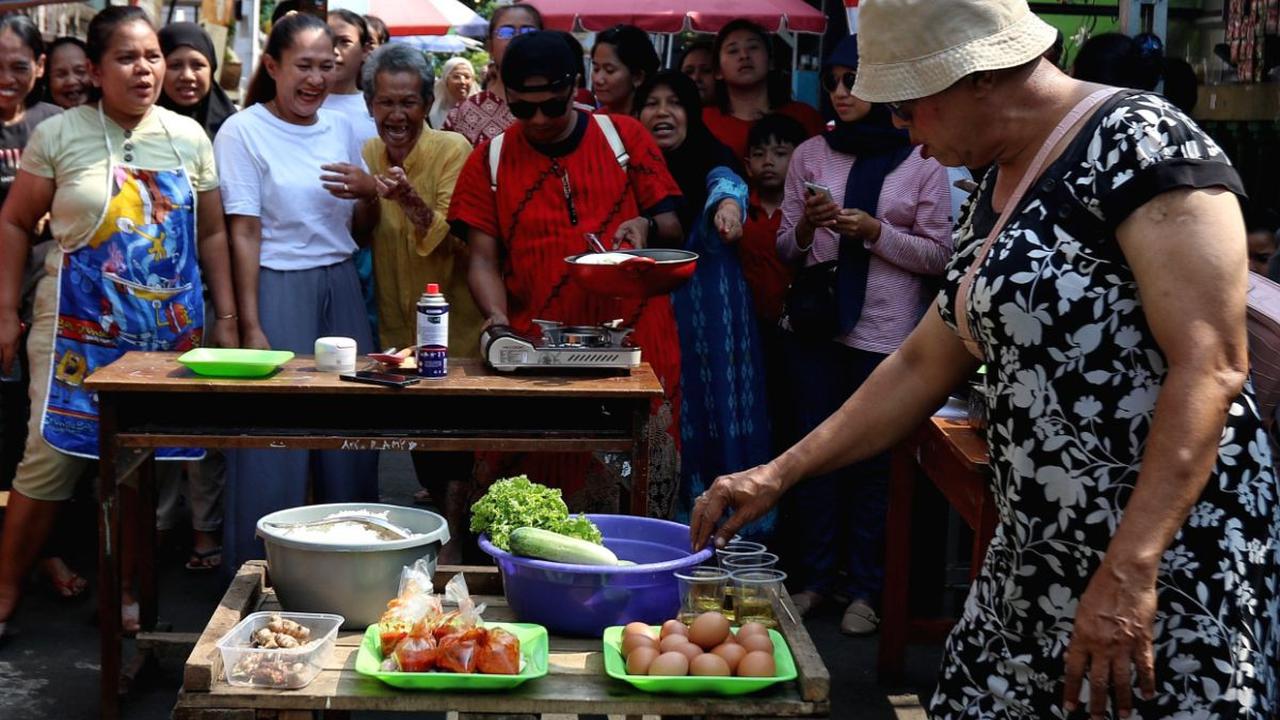 Ragam perlombaan itu seperti joget bola, tangkap belut, memasak, hingga balap karung digelar di kawasan permukiman padat penduduk di Menteng.