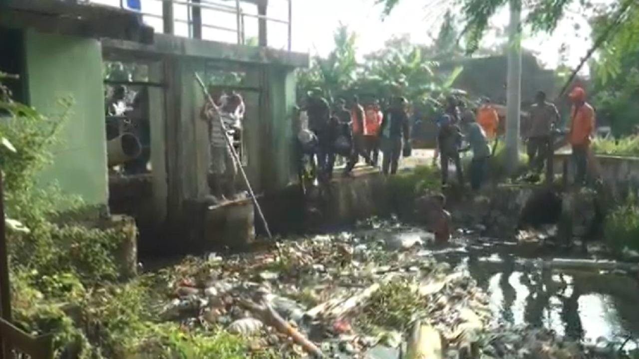 Tumpukan sampah di Kali Penombo, Desa Pantai Harapan Jaya, Muaragembong, Kabupaten Bekasi, dibuang ke laut.