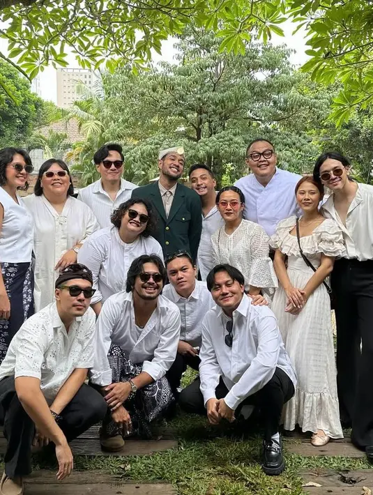 Tamu-tamu undangan yang hadir kompak mengenakan dress code serba putih, menambah kesan elegan dan suci pada momen spesial tersebut. [@vidialdiano/@rendharais/@bensihombing/@rizkyfbian].