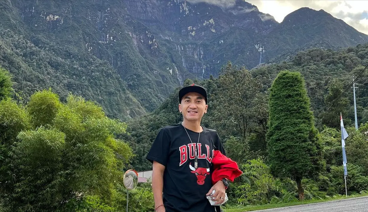 "Gue sih mau lihat kemegahannya, kemewahannya. Katanya ada yang pakai pendingin lapangannya, kayak apa ya? Ini piala dunia termahal kalau menurut gue," kata Rico Ceper di Kawasan Tendean, Jakarta Selatan, baru-baru ini. (https://www.instagram.com/p/Ck6MJXuv6fV/)
