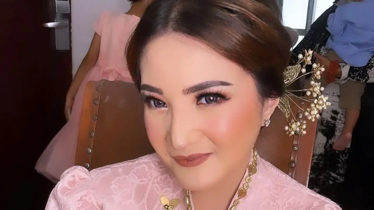 6 Potret Kiki Amalia Pakai Baju Bodo Resmi Dilamar Sang Kekasih, Lepas Status Janda 10 Tahun