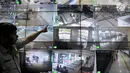 Petugas Dishub memantau aktivitas di Terminal Pulogebang dari ruang monitor CCTV, Jakarta, Kamis (30/5). Sebanyak 64 kamera CCTV dipasang ditiap sudut strategis Terminal guna menjaga keamanan sekaligus meningkatkan kenyamanan pengunjung, terutama saat arus mudik. (Liputan6.com/Iqbal S. Nugroho)