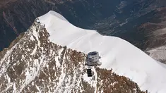 Refuge Du Gouter di Pegunungan Alpen adalah hotel yang luar biasa dengan eksterior logam dan lokasi yang tak terduga. Refuge Du Gouter terlihat seperti markas penjahat dimana hotel ini dapat menampung 120 tamu. (Dailymail)