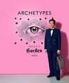 Lee Jung Jae tampil di red carpet mengenakan Gucci Love Parade dari look 102, dengan double breasted peak lapel suit berwarna biru bermotif garis-garis Horsebit, dan kancing emas. Foto: Document/Gucci.