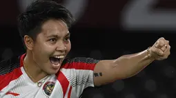 Selebrasi ganda putri Indonesia Apriyani Rahayu usai bersama Greysia Polii mendapatkan poin atas pasangan China pada final badminton ganda putri Olimpiade Tokyo 2020 di Musashino Forest Sport, Senin (2/8/2021). Indonesia mendapatkan medali emas pertama di Olimpiade Tokyo 2020 (Alexander NEMENOV/AFP)