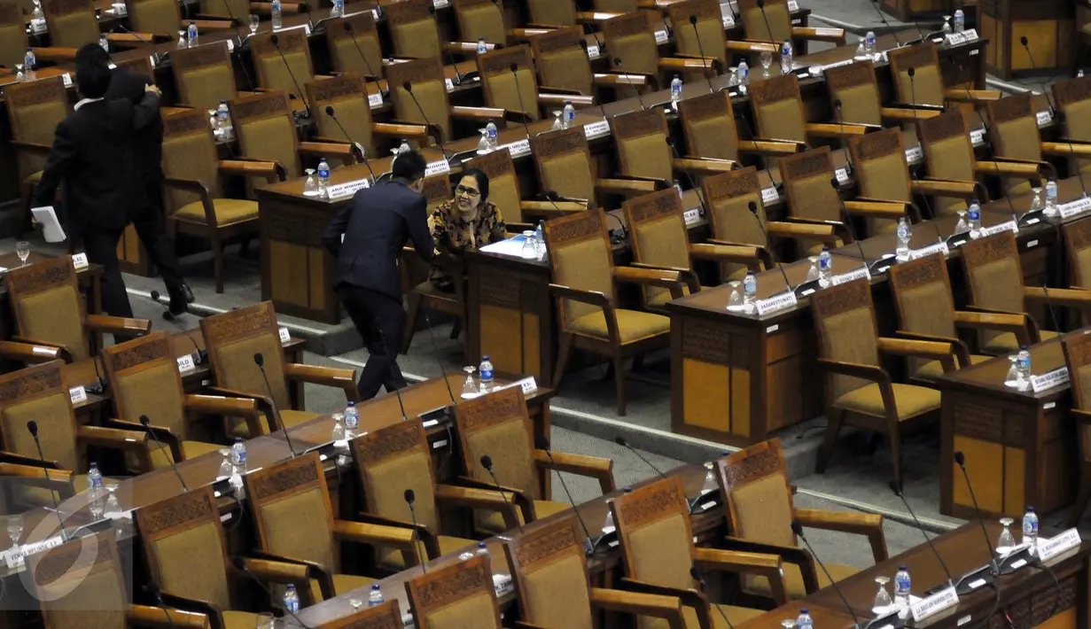 Anggota DPR mengikuti Rapat Paripurna ke-23 DPR masa persidangan IV tahun sidang 2015-2016 di Kompleks Parlemen, Senayan, Jakarta, Rabu (6/3). Sidang paripurna ini membahas Revisi UU Pilkada dan RUU Tax Amnesty.  (Liputan6.com/Johan Tallo)