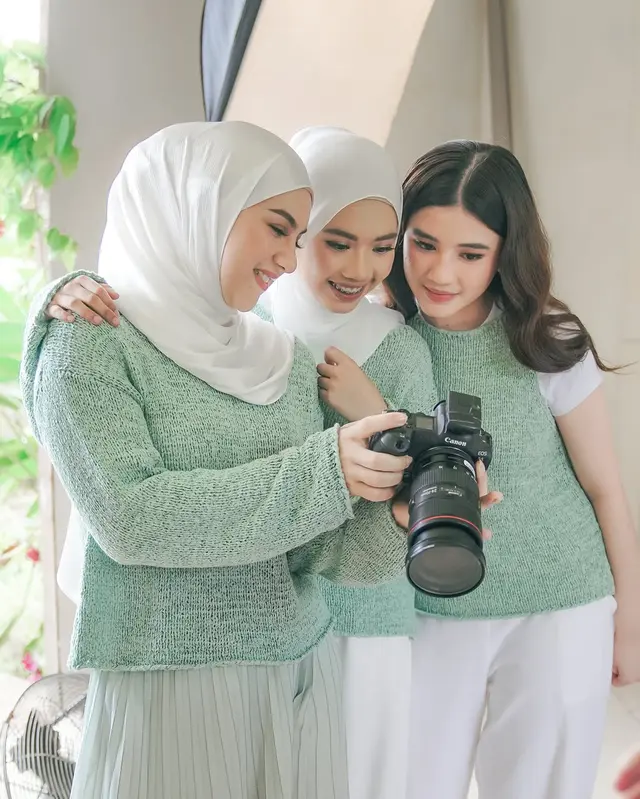 3. Saking kompaknya, Irish dan dua putri sambungnya disebut bak bestie.
