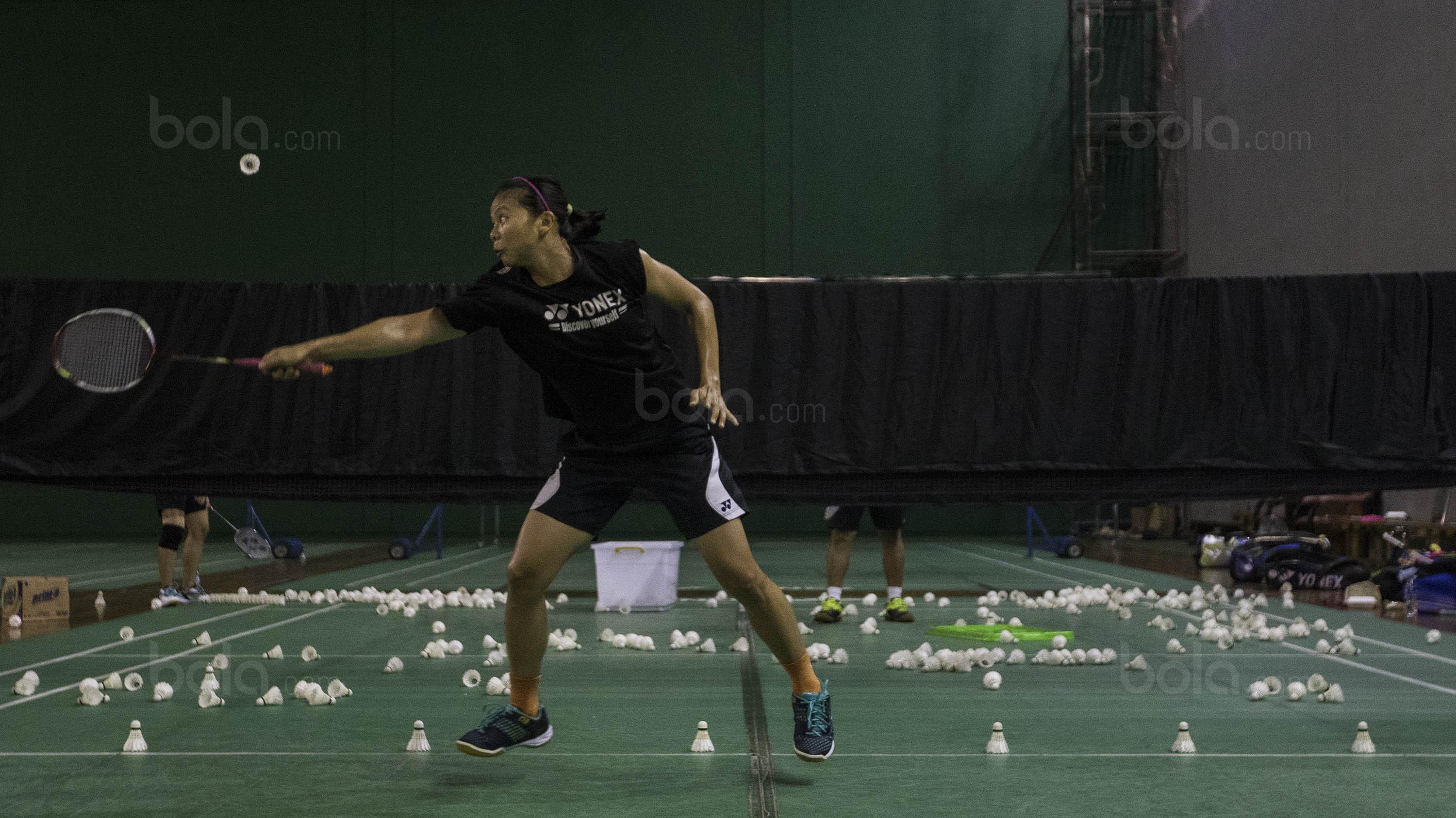 Pebulutangkis ganda putri Indonesia, Greysia Polii, saat berlatih di Pelatnas PBSI Cipayung, Jakarta, Jumat (14/7/2017). Greysia Polii berpasangan dengan Apriani Rahayu akan turun di SEA Games 2017 Malaysia. (Bola.com/Vitalis Yogi Trisna)
