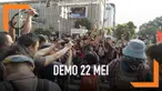 Peserta aksi unjuk rasa  memberikan bunga kepada tentara yang ikut mengawal jalannya aksi unjukrasa di sekitar gedung Bawaslu Rabu (22/5) siang.