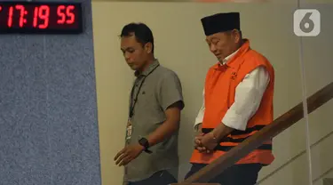 Bupati Sidoarjo Saiful Ilah (kanan) usai menjalani pemeriksaan di Gedung KPK, Jakarta, Kamis (30/1/2020). Saiful Ilah diperiksa sebagai tersangka terkait kasus dugaan menerima suap proyek infrastruktur di Dinas PUPR Kabupaten Sidoarjo. (merdeka.com/Dwi Narwoko)