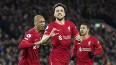 Diogo Jota (tengah) menjadi pahlawan kemenangan Liverpool atas tamunya, Leicester City pada laga pekan ke-23 Liga Inggris 2021/2022, Jumat (11/2/2022) dini hari WIB. Hasil tersebut membuat The Reds semakin memperkecil selisih poin mereka dengan sang pemuncak klasemen, Manchester City. (AP/Jon Super)