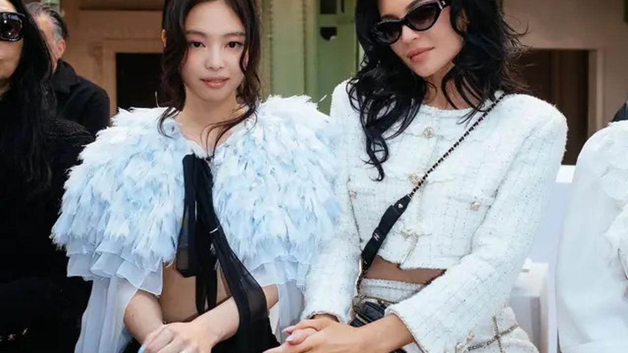 6 Gaya Jennie Blackpink dengan Sheer Bra dan Cape Dramatis di Chanel SS25 Couture Show, Akrab Bareng Kylie Jenner