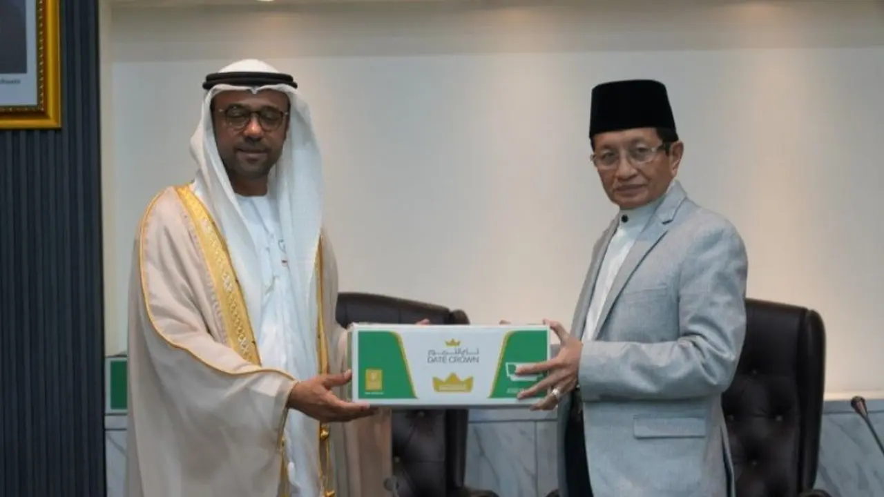 Menteri Agama Nasaruddin Umar menerima secara simbolis hadiah kemanusiaan kurma 30 ton dari pemerintah Uni Emirat Arab.