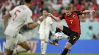 Pemain Timnas Belgia, Kevin De Bruyne menguasai bola saat menghadapi Timnas Maroko dalam laga matchday kedua Grup F Piala Dunia 2022 di Al Thumama Stadium, Doha, Qatar, Minggu (27/11/2022) malam WIB. (AP/Christophe Ena)
