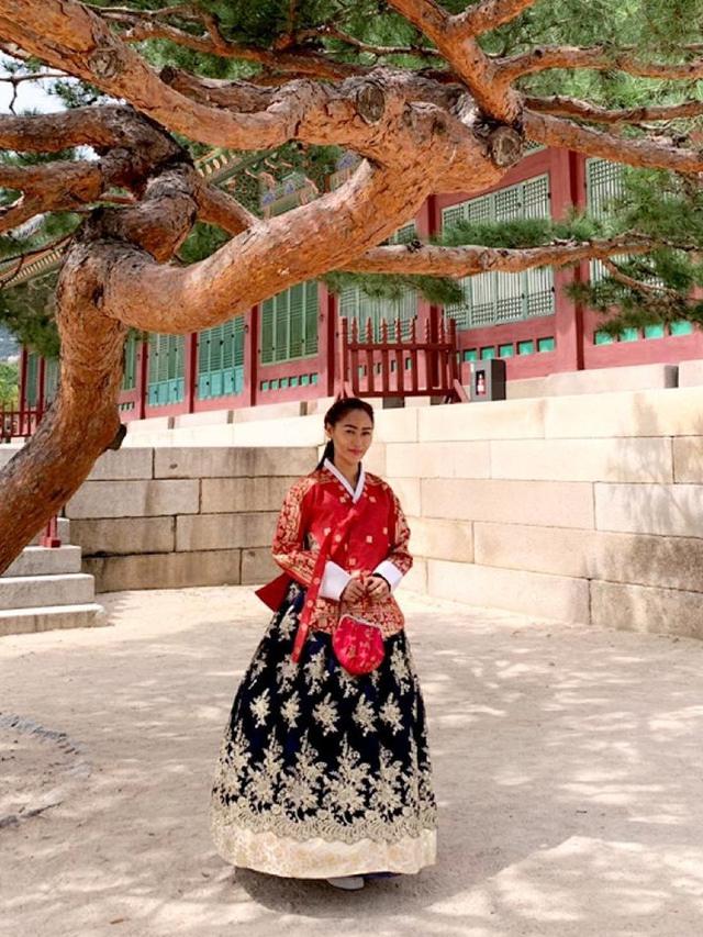 Gaya Inul Daratista Pakai Hanbok di Korea Selatan (sumber: instagram/@inul.d)